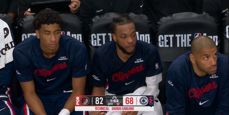 乐鱼app-连续被阿夫迪亚点名！加兰被吹犯规不满 换下后还在抱怨吃T